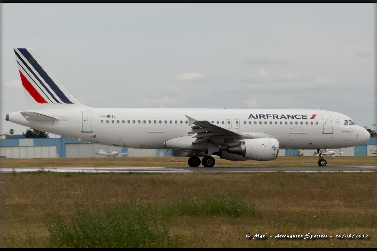 Spotting du 10/09/2012 : Airbus A321-200 (F-HCAI) Aigle Azur 12091011111715267110305111
