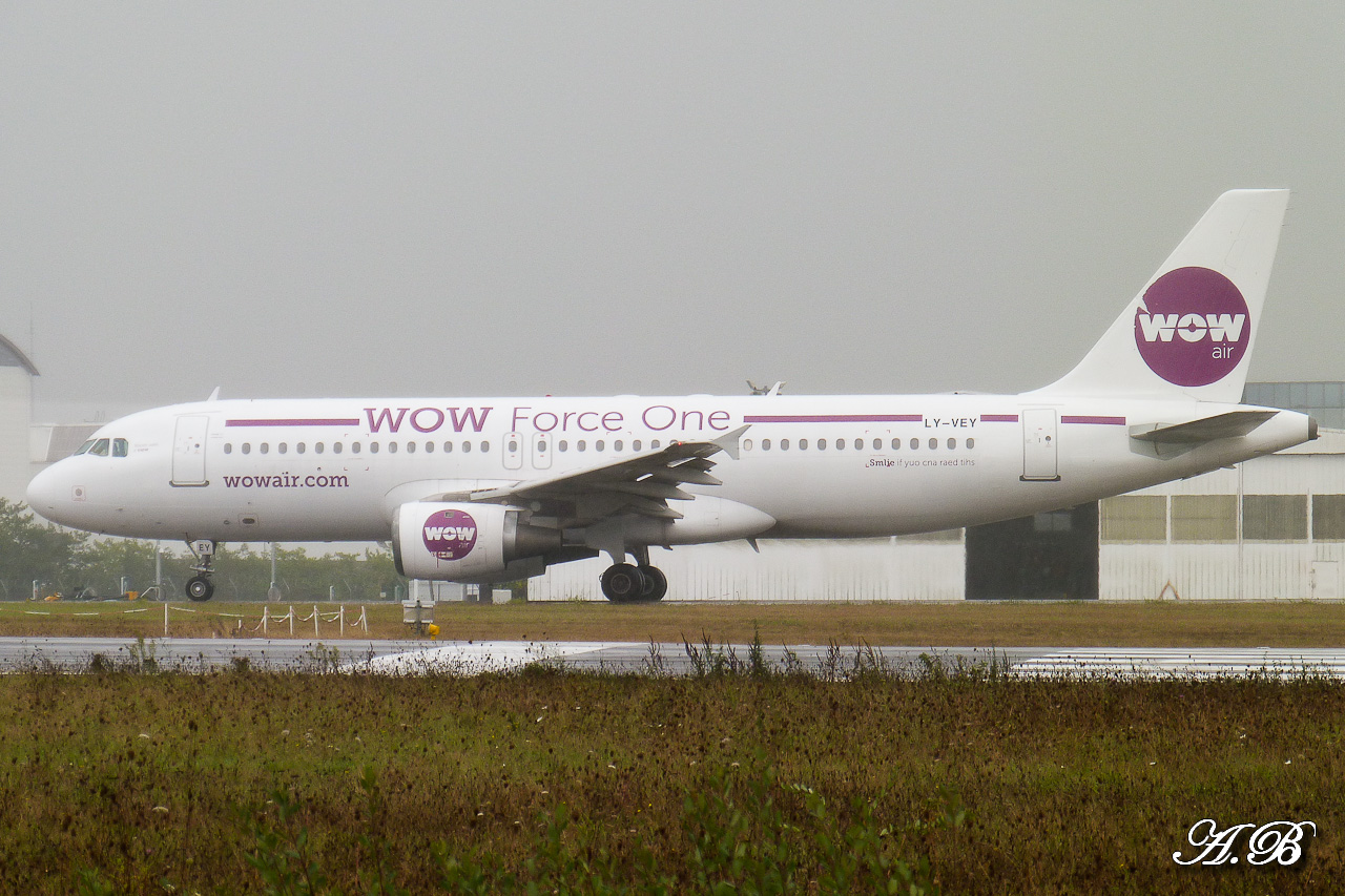 [07/10/2012] Airbus A320 (LY-VEY) Wow Air : Wow Air Force One 12101208223215267110426146