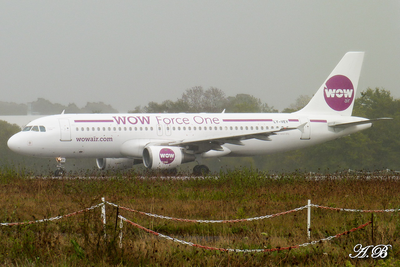 [08/10/2012] Airbus A320 (LY-VEY) Wow Air : Wow Air Force One 12101208223215267110426147