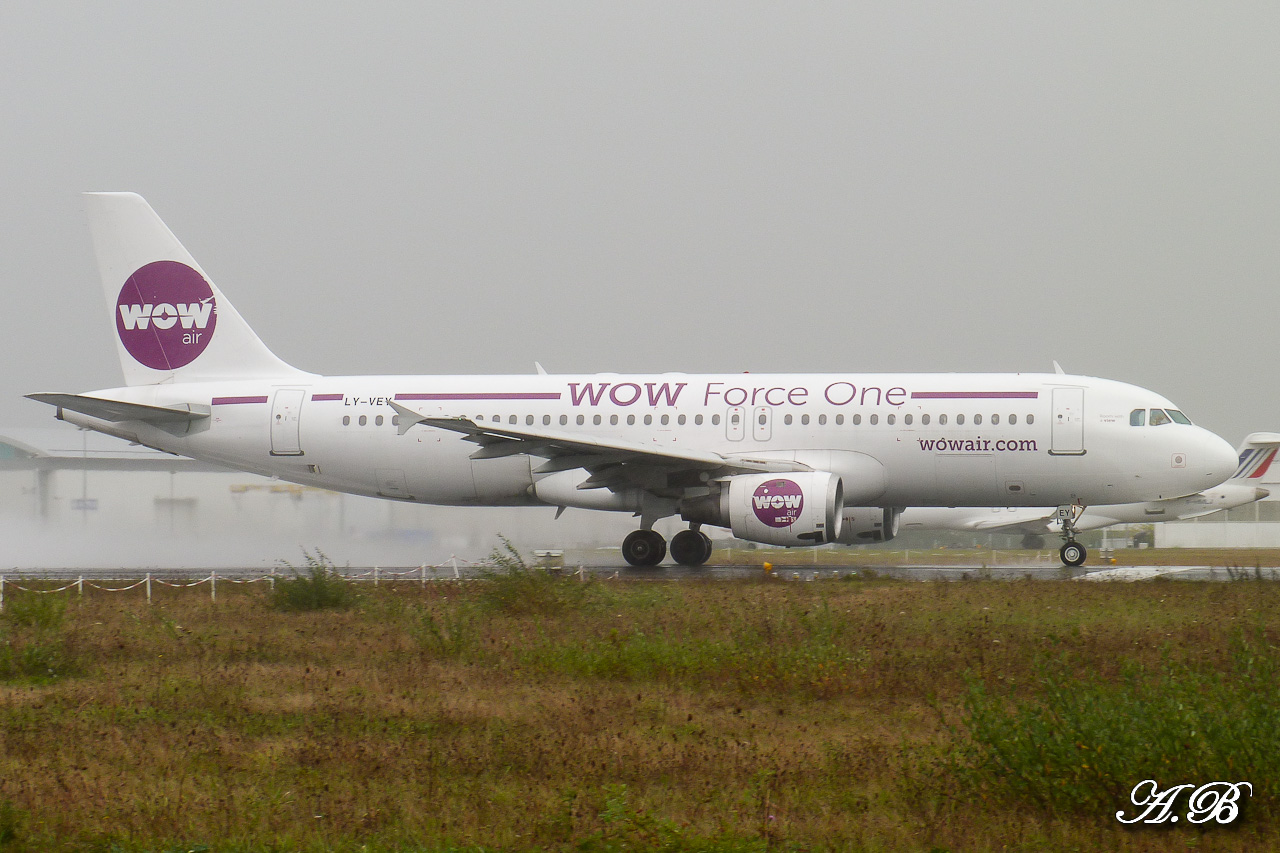 [07/10/2012] Airbus A320 (LY-VEY) Wow Air : Wow Air Force One 12101208223215267110426148