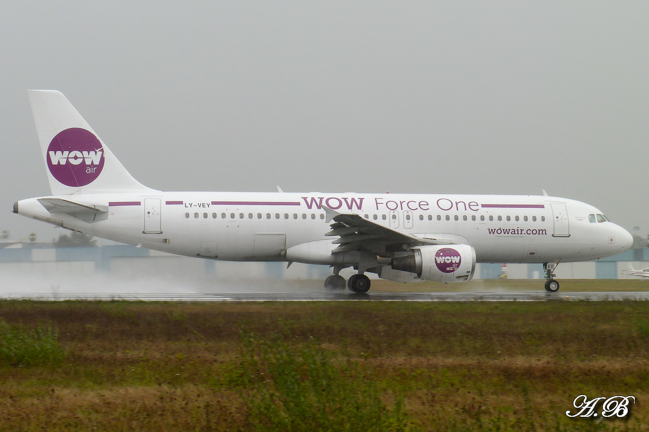 [08/10/2012] Airbus A320 (LY-VEY) Wow Air : Wow Air Force One 12101208223315267110426149